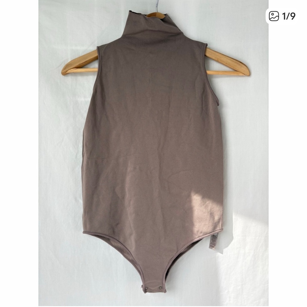 NWOT SKIMS Essential mock neck Sleeveless bodysuit S/M Tigers eye